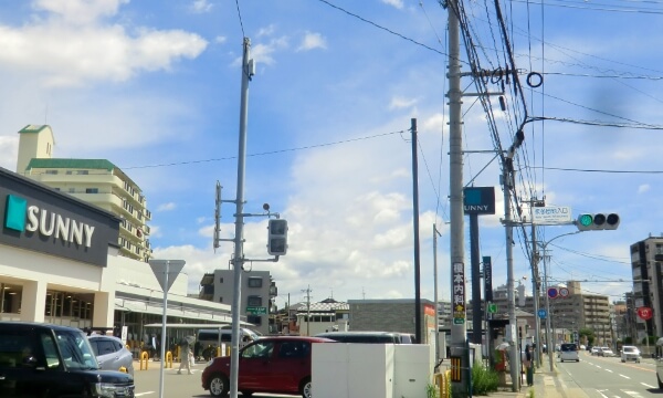 スーパー(サニー)のある、交差点の写真