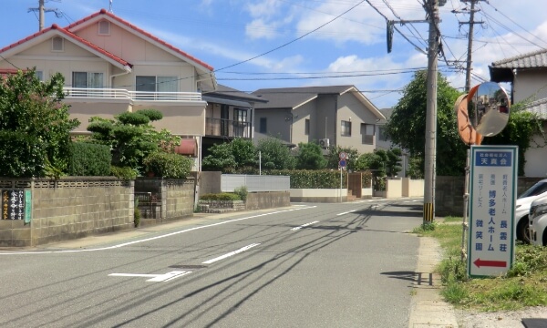 長雲荘の看板が道路の右側にある、交差点の写真