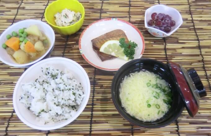 バランスよい出来立てのおいしいお食事の例